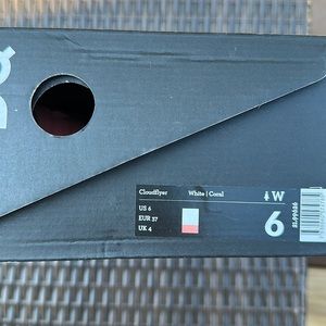 On Cloud White/Coral Cloudflyer